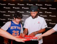 PG Soft Gaming-关于退役NBA巨星深夜现身酒吧，散发独特魅力的信息