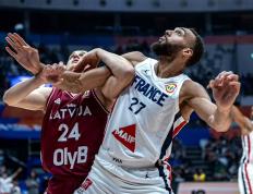 PG在线网站-中国羽毛球队逆转法国羽毛球队，陶菲克三分雨点燃全场